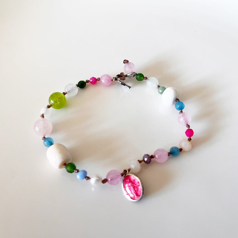 Bracciale Pietre Varie e Arg 925 con Madonnina Rue du Bac smaltata Rosa -Creazione Unica-