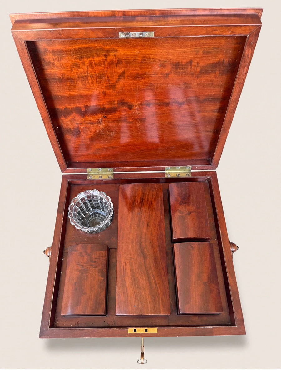Raffinato tavolino da lavoro in stile Reggenza, realizzato intorno al 1835 -Top Antiques-